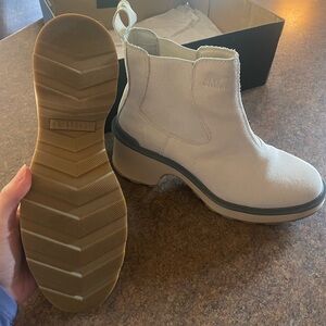 SOREL HI LINE HEEL CHELSEA BOOT, CHALK CERAMIC. SIZE 10